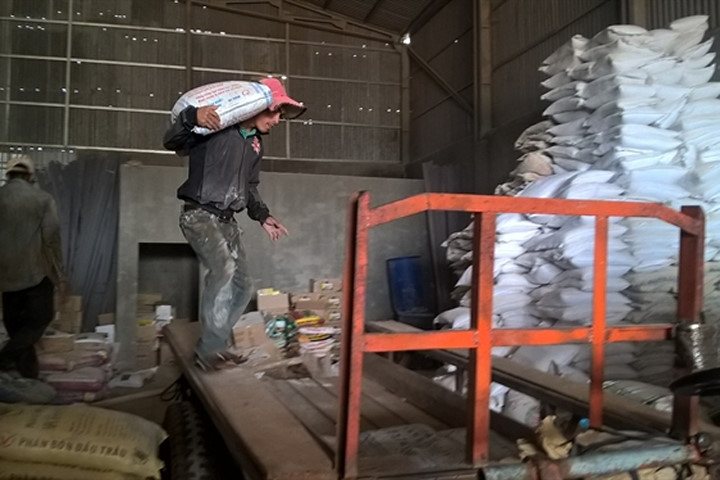 Phân bón 'nửa dơi, nửa chuột' tràn ngập thị trường, sao không bị xử lý? - 第1张