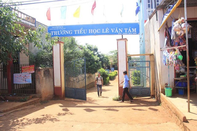 Nữ kế toán bớt xén, chiếm đoạt hàng trăm triệu đồng của giáo viên - 第1张