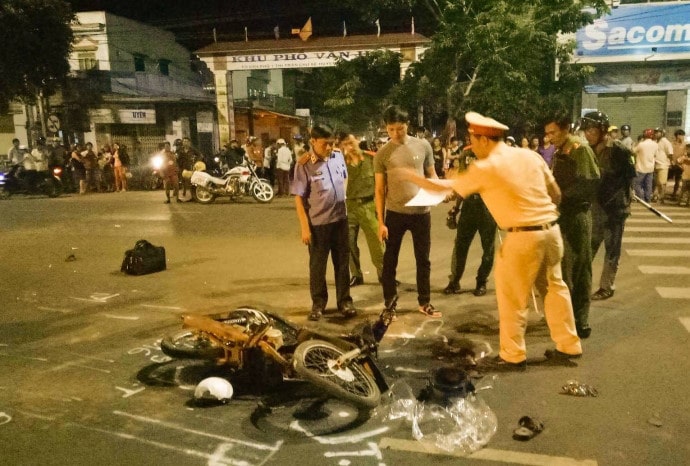 Xe máy bị cuốn vào gầm xe tải, nam thanh niên tử vong tại Chư Sê - 第1张