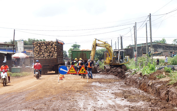 Sửa đường liên huyện sau phản ánh của Báo Giao Thông - 第1张