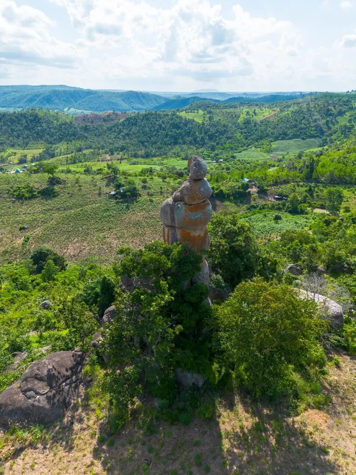 Kỳ thú những tảng đá xếp chồng lên nhau ở đèo Chư Sê - 第1张