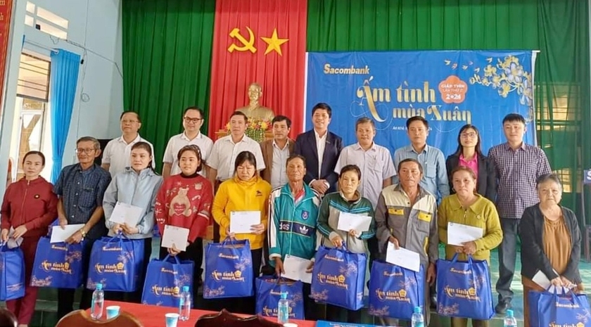 Trao 92 suất quà cho người nghèo, thanh niên thị xã An Khê và huyện Chư Sê - 第2张