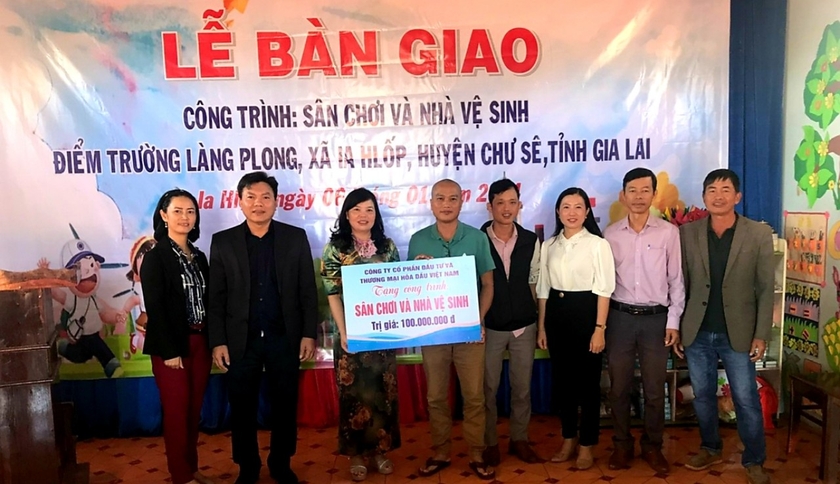 Bàn giao công trình sân chơi và nhà vệ sinh cho điểm trường làng Plong - 第1张