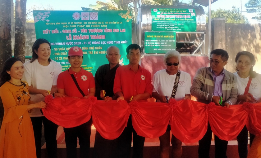 Bàn giao giếng khoan và tặng quà Tết cho người nghèo, học sinh huyện Chư Sê - 第1张