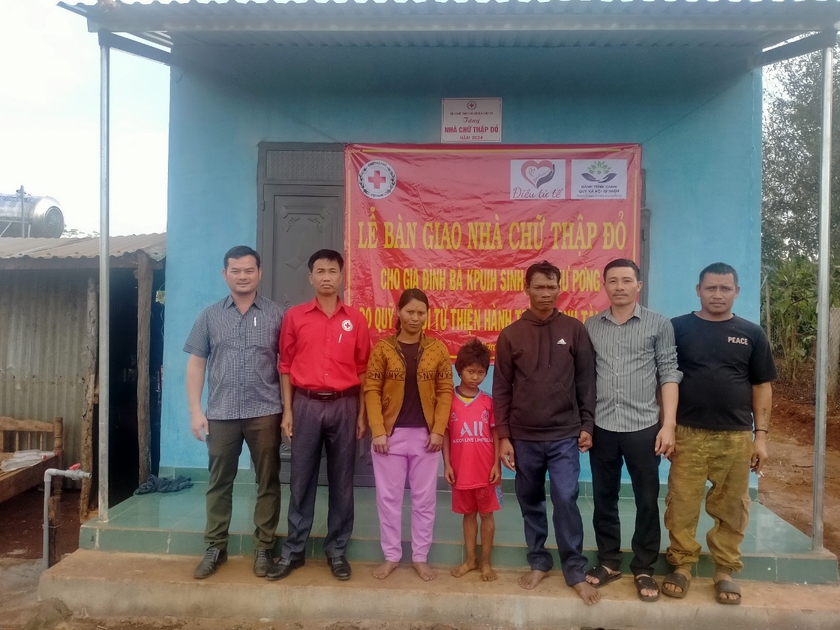 Bàn giao nhà Chữ thập đỏ và tặng quà cho hộ nghèo, học sinh khó khăn huyện Chư Sê - 第1张