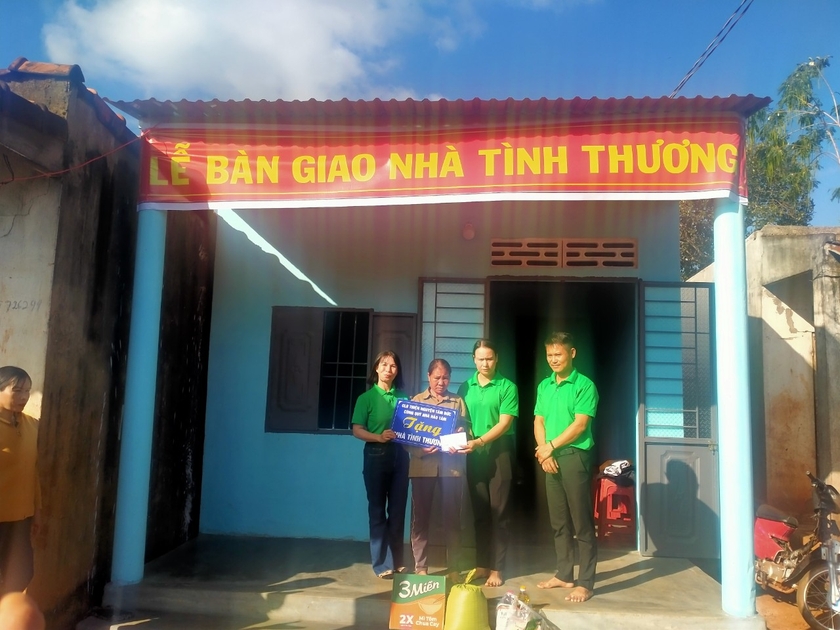 Bàn giao nhà tình thương và tặng quà cho cho hộ nghèo huyện Chư Sê và Phú Thiện - 第1张 - Chư Sê 24h Bàn giao nhà tình thương và tặng quà cho cho hộ nghèo huyện Chư Sê và Phú Thiện - 第1张