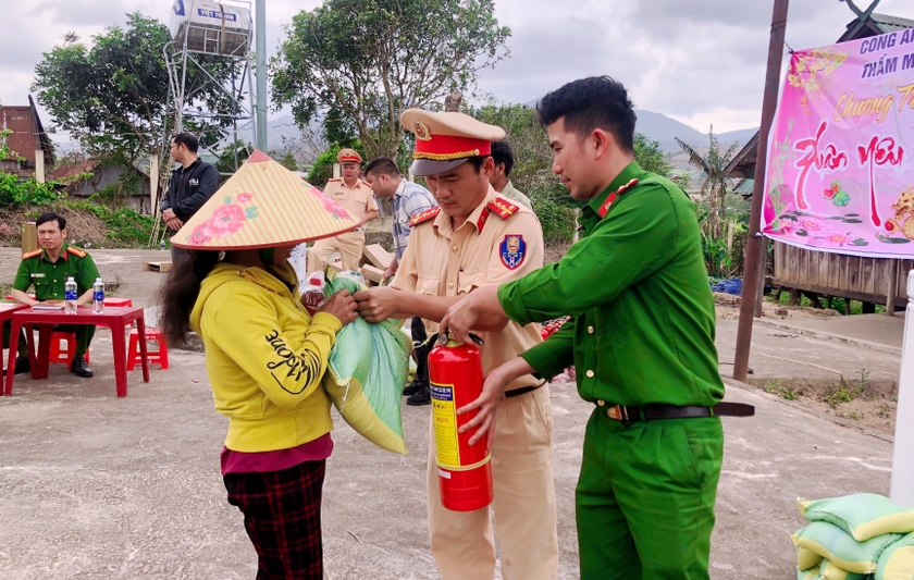 Hơn 1.800 suất quà Tết cho người nghèo tỉnh Gia Lai - 第1张