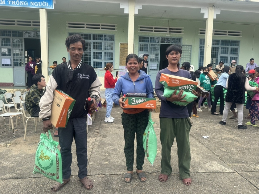 Tặng trên 1.124 suất quà Tết cho đồng bào nghèo, học sinh khó khăn huyện Chư Sê và Kông Chro - 第1张