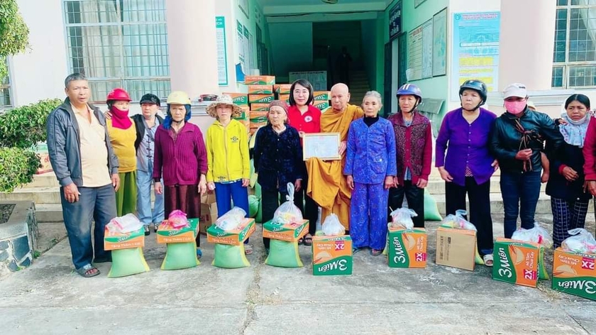 Tặng 382 suất quà Tết cho người nghèo, học sinh khó khăn huyện Chư Sê, Kông chro và Kbang - 第2张 - Chư Sê 24h Tặng 382 suất quà Tết cho người nghèo, học sinh khó khăn huyện Chư Sê, Kông chro và Kbang - 第2张