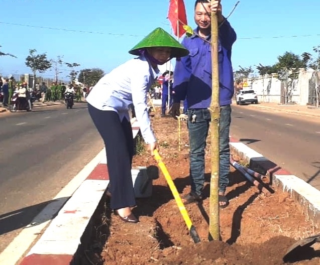 Chư Sê phát động Tết trồng cây “Đời đời nhớ ơn Bác Hồ” - 第2张 - Chư Sê 24h Chư Sê phát động Tết trồng cây “Đời đời nhớ ơn Bác Hồ” - 第2张