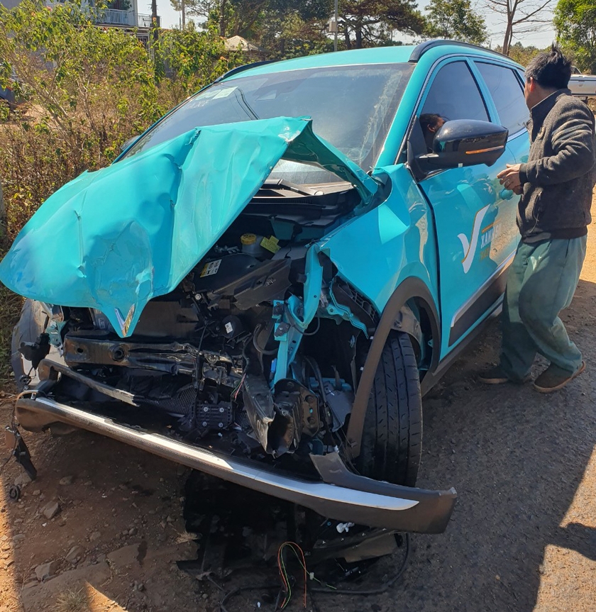 Đak Đoa: Va chạm với xe ô tô khách Việt Tân Phát, xe ô tô con bị biến dạng - 第2张