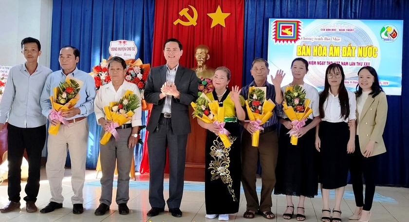 Chư Sê tổ chức Ngày thơ Việt Nam với chủ đề “Bản hòa âm đất nước” - 第1张