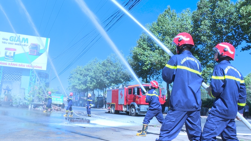 Chư Sê và Chư Prông thực tập phương án chữa cháy và cứu nạn cứu hộ năm 2024 - 第1张