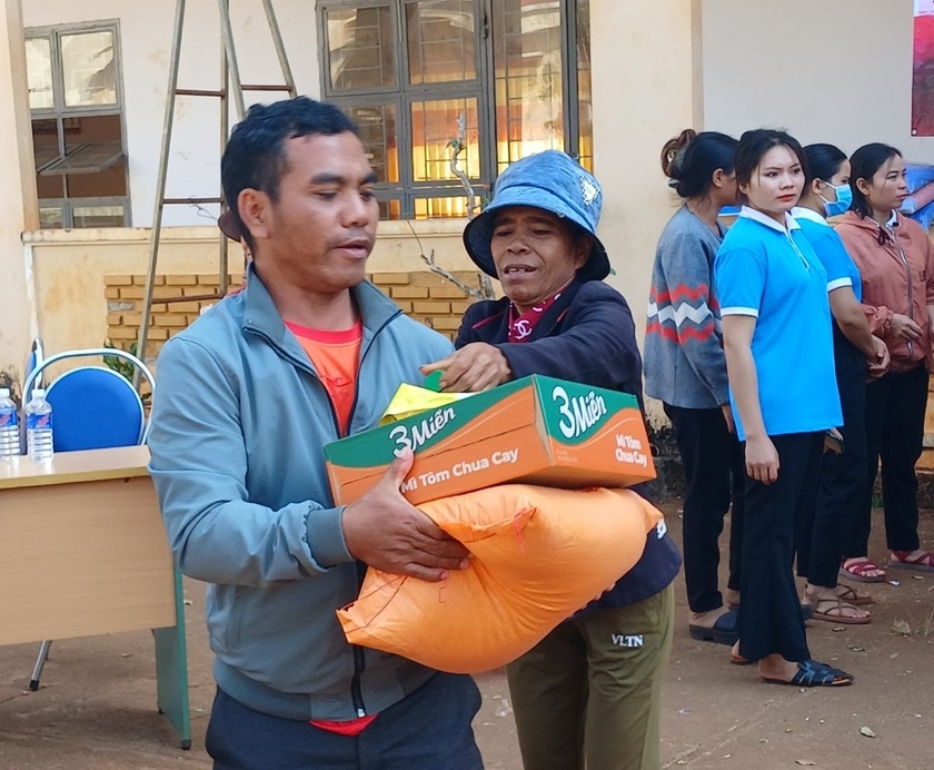 Gia Lai tiếp nhận và cấp hơn 1.195 tấn gạo cứu đói của Chính phủ cho người dân - 第1张