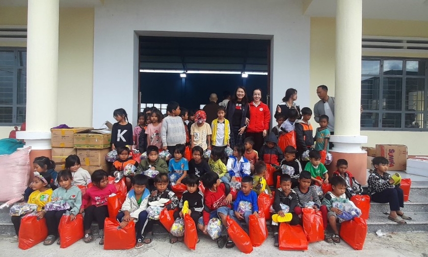 Hơn 2.400 suất quà Tết trao cho người nghèo tỉnh Gia Lai - 第1张 - Chư Sê 24h Hơn 2.400 suất quà Tết trao cho người nghèo tỉnh Gia Lai - 第1张