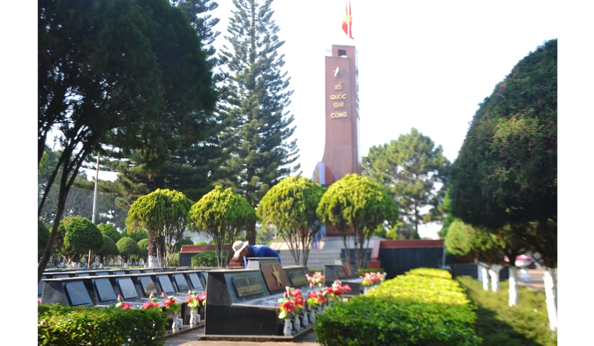 Tháng ba viếng Nghĩa trang Liệt sĩ huyện Chư Sê - 第1张