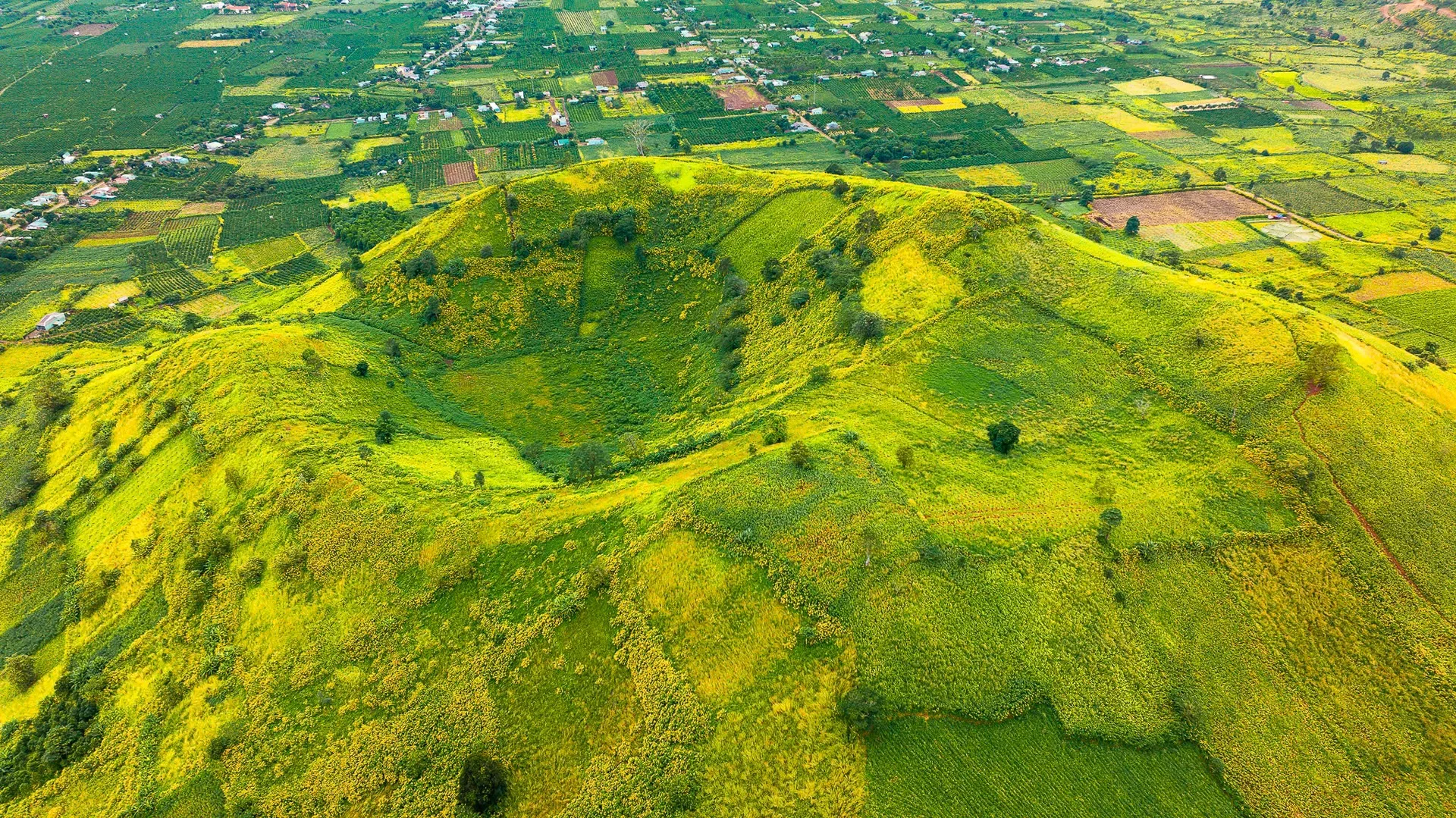 Miệng núi lửa triệu năm ở Gia Lai: Vùng xanh đẹp ngỡ ngàng - 第3张