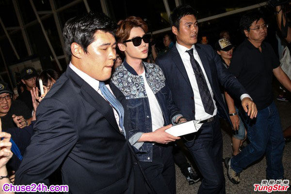 Lee Jong Suk gây náo loạn tại sân bay Hồng Kông - 第4张