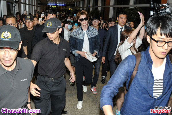Lee Jong Suk trong vòng vây của fan