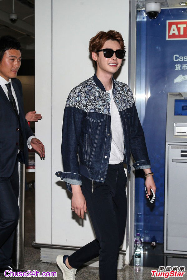 Lee Jong Suk nở nụ cười tươi rói với các fan có mặt tại sân bay