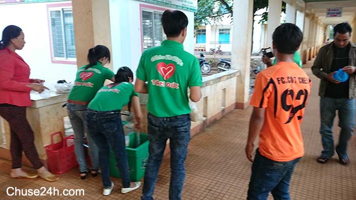 Nồi cháo từ thiện tại bệnh viện Huyện Chư Sê - 第7张