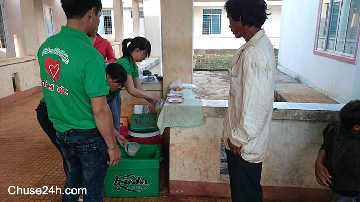 Nồi cháo từ thiện tại bệnh viện Huyện Chư Sê - 第10张
