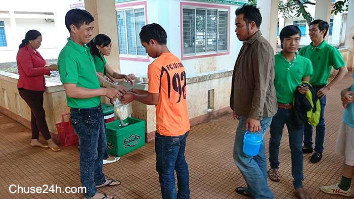 Nồi cháo từ thiện tại bệnh viện Huyện Chư Sê
