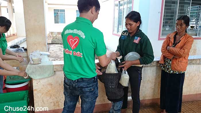 Nồi cháo từ thiện tại bệnh viện Huyện Chư Sê