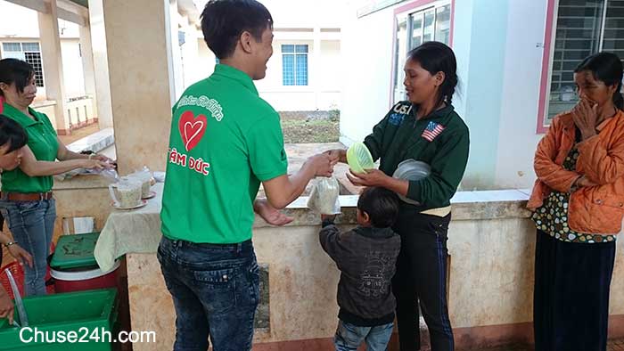 Nồi cháo từ thiện tại bệnh viện Huyện Chư Sê - 第8张