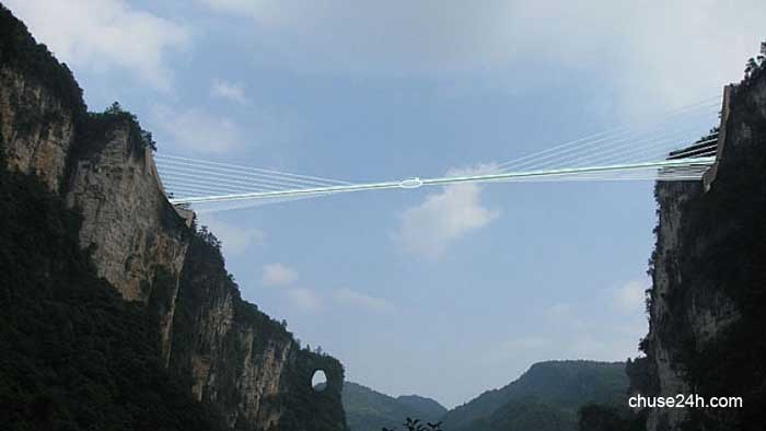 Cây cầu trong suốt ở độ cao 400m, trải nghiệm đứng tim cho du khách - 第2张