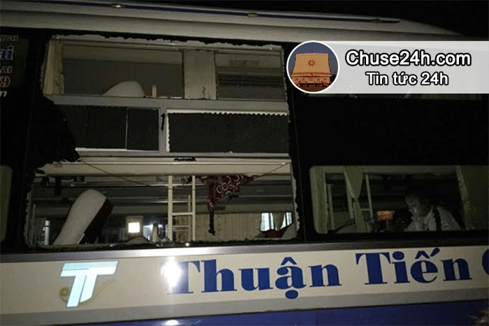 Bị ném đá, 1 tài xế xe khách có nguy cơ hỏng mắt - 第1张