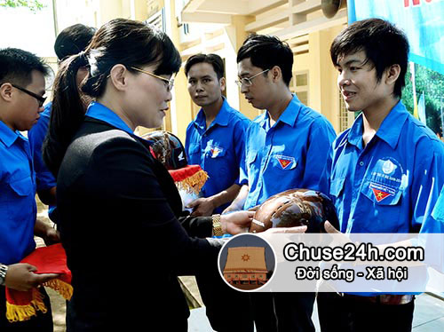 Hỗ trợ mũ bảo hiểm tình nguyện viên phục vụ kỳ thi THPT Quốc gia 2015 tại Gia Lai - 第1张