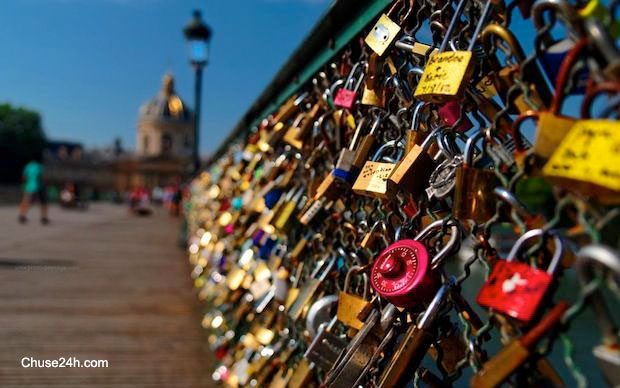 Du khách hết được treo khóa tình yêu ở Paris