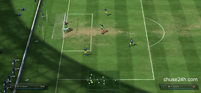 Lỗi lạ xuất hiện trong FIFA Online 3: 10 cầu thủ dàn hàng ngang trước cầu môn