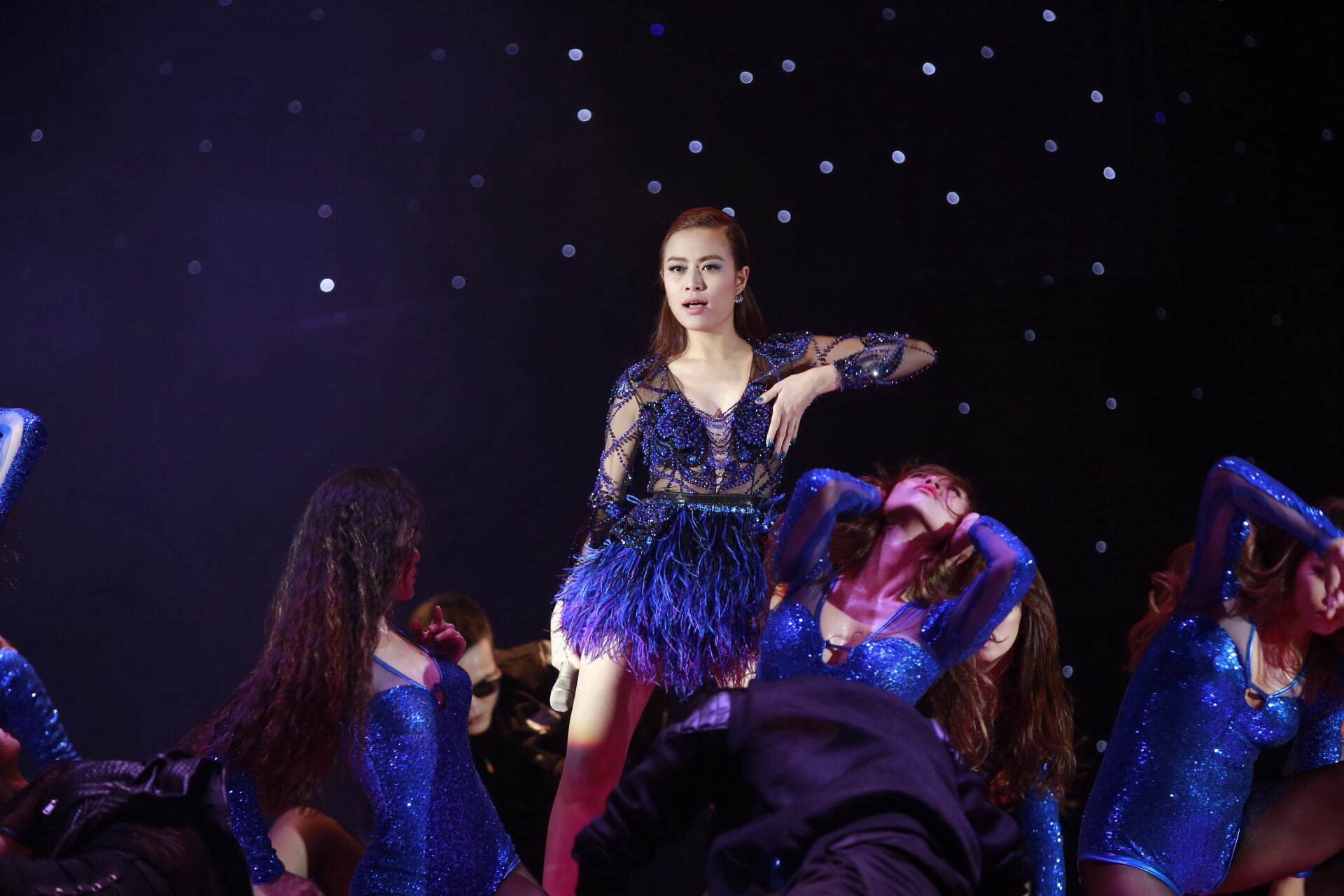 Hoàng Thuỳ Linh – Just you Đêm hội chân dài 9
