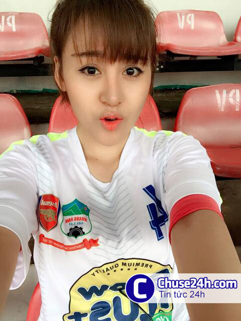 Hot girl Lê Thị Huyền Anh bất ngờ có mặt trên sân Pleiku để cổ vũ HAGL đấu "Chelsea Việt Nam".