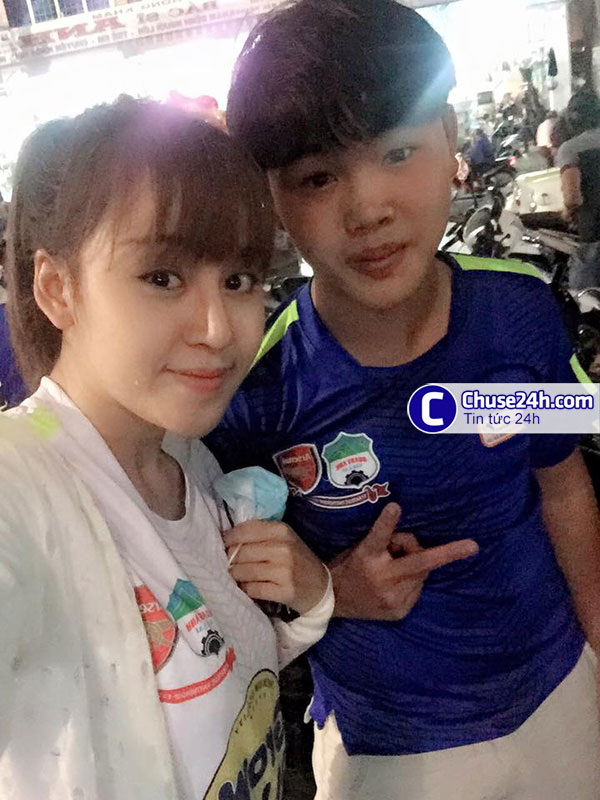 Hot girl Lê Thị Huyền Anh bất ngờ có mặt trên sân Pleiku để cổ vũ HAGL đấu "Chelsea Việt Nam".