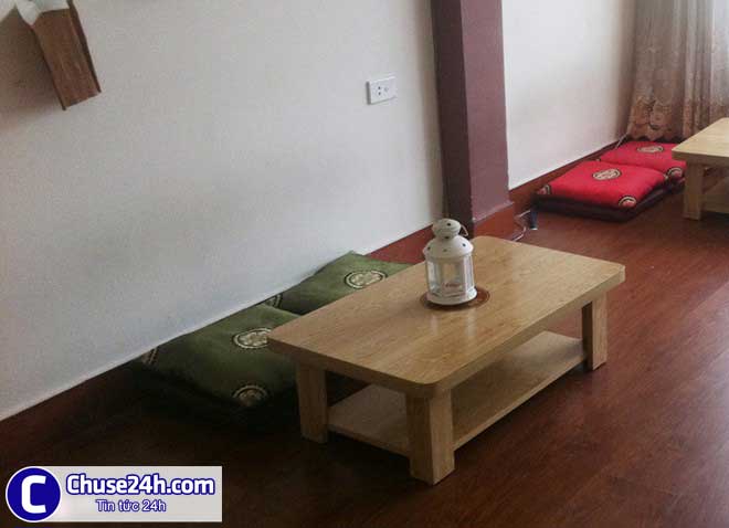 Hai người ngồi quán cafe đọc bài giải vào phòng thi - 第3张