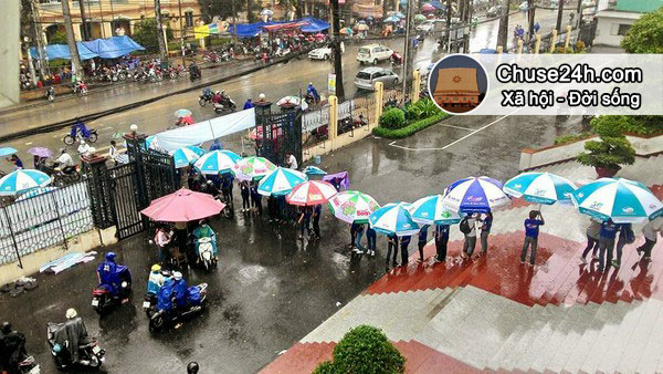 Hình ảnh lay động trái tim trong buổi thi giữa trời mưa Sài Gòn