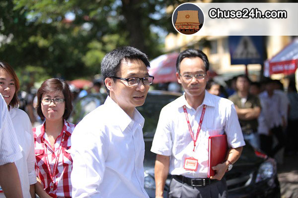 Phó Thủ Tướng Vũ Đức Đam xuất hiện ở điểm thi ĐH Bách Khoa để động viên phụ huynh - 第3张