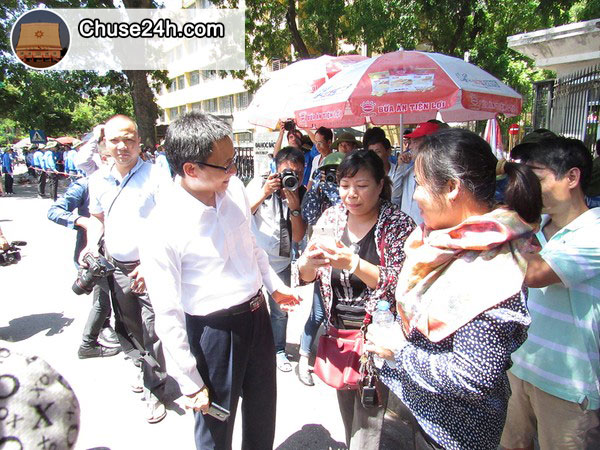 Phó Thủ Tướng Vũ Đức Đam xuất hiện ở điểm thi ĐH Bách Khoa để động viên phụ huynh - 第1张