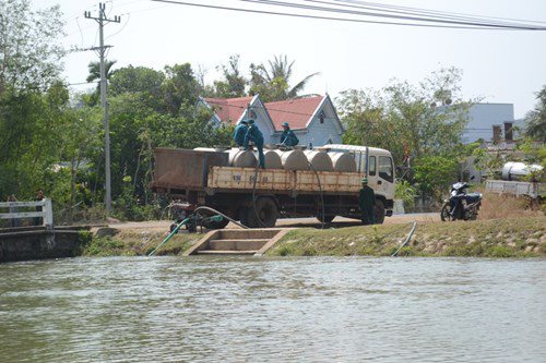 Bộ đội chở nước giúp dân giải hạn cho bà con xã H’Bông - huyện Chư Sê