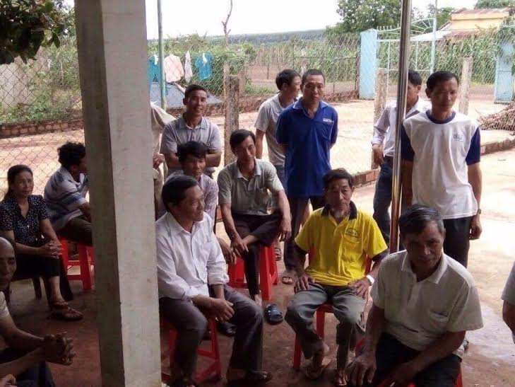 Người dân thôn Đoàn Kết, xã Chư Pơng trao đổi với phóng viên.