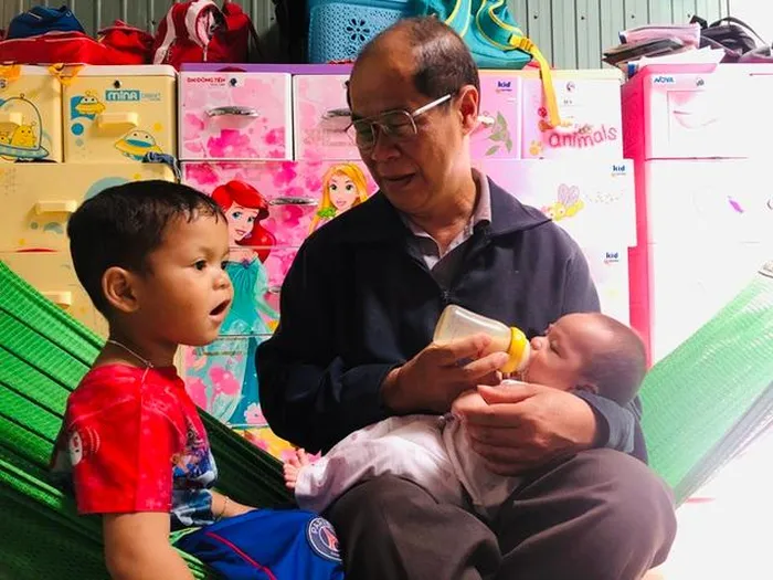 Niềm hạnh phúc của người cha làm rẫy nuôi các em nhỏ kém may mắn - 第1张
