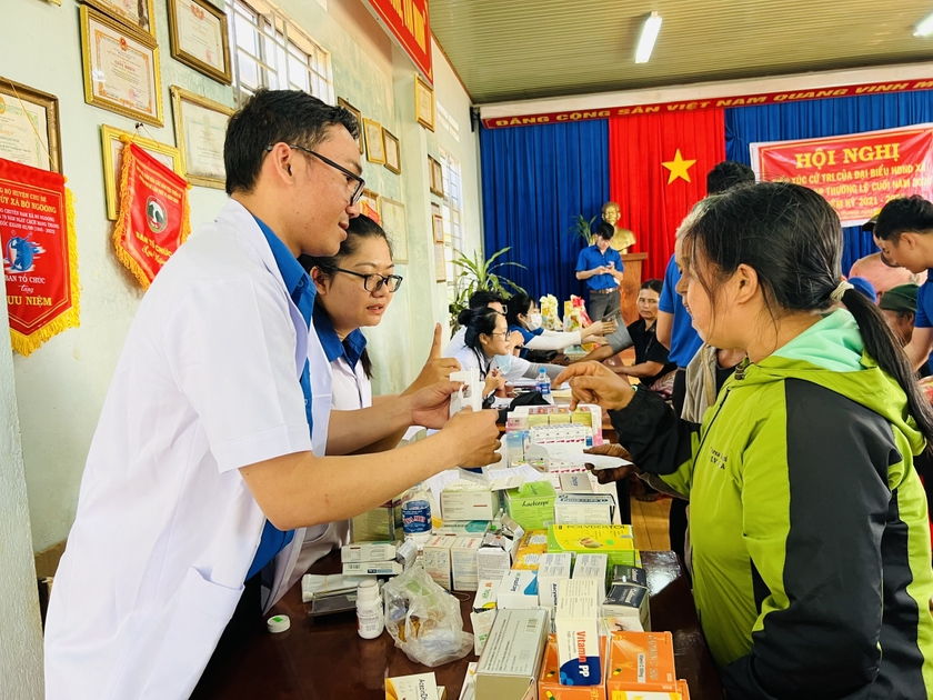 Các y-bác sĩ phát thuốc miễn phí cho người dân xã Bờ Ngoong (huyện Chư Sê). Ảnh: M.N