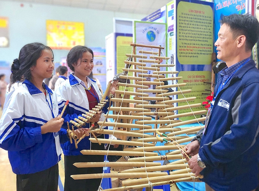 Những thế mạnh về bản sắc văn hóa dân tộc ở địa phương hay tiềm năng du lịch của tỉnh trong tương lai cũng được học sinh khai thác để làm dự án. Ảnh: Mộc Trà