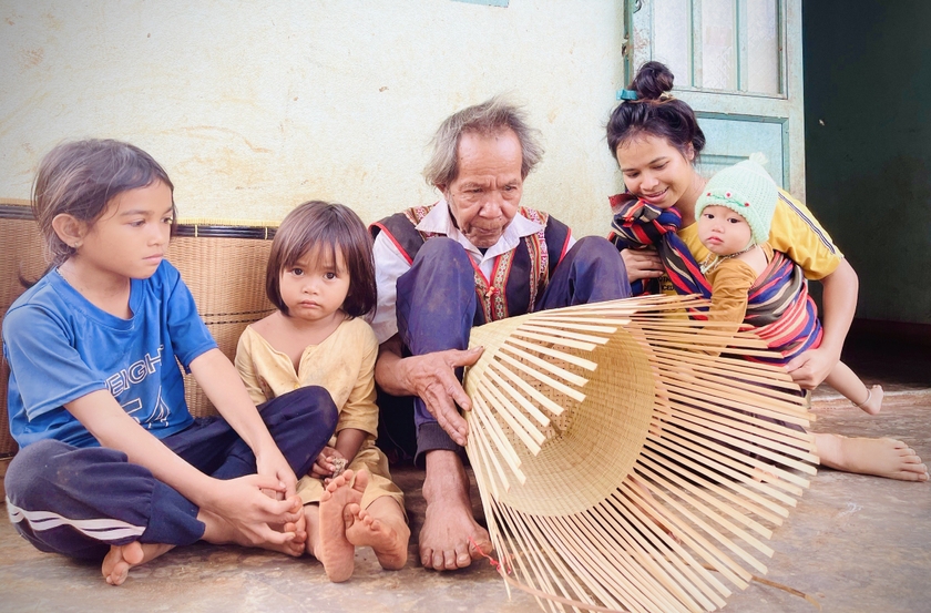 Già Kul dạy lớp cháu con cồng chiêng, đan lát... Ảnh: Mai Ka