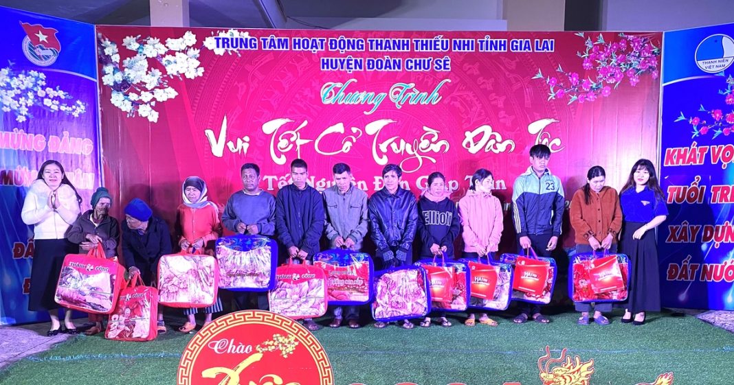 
 Trao 92 suất quà cho người nghèo, thanh niên thị xã An Khê và huyện Chư Sê
