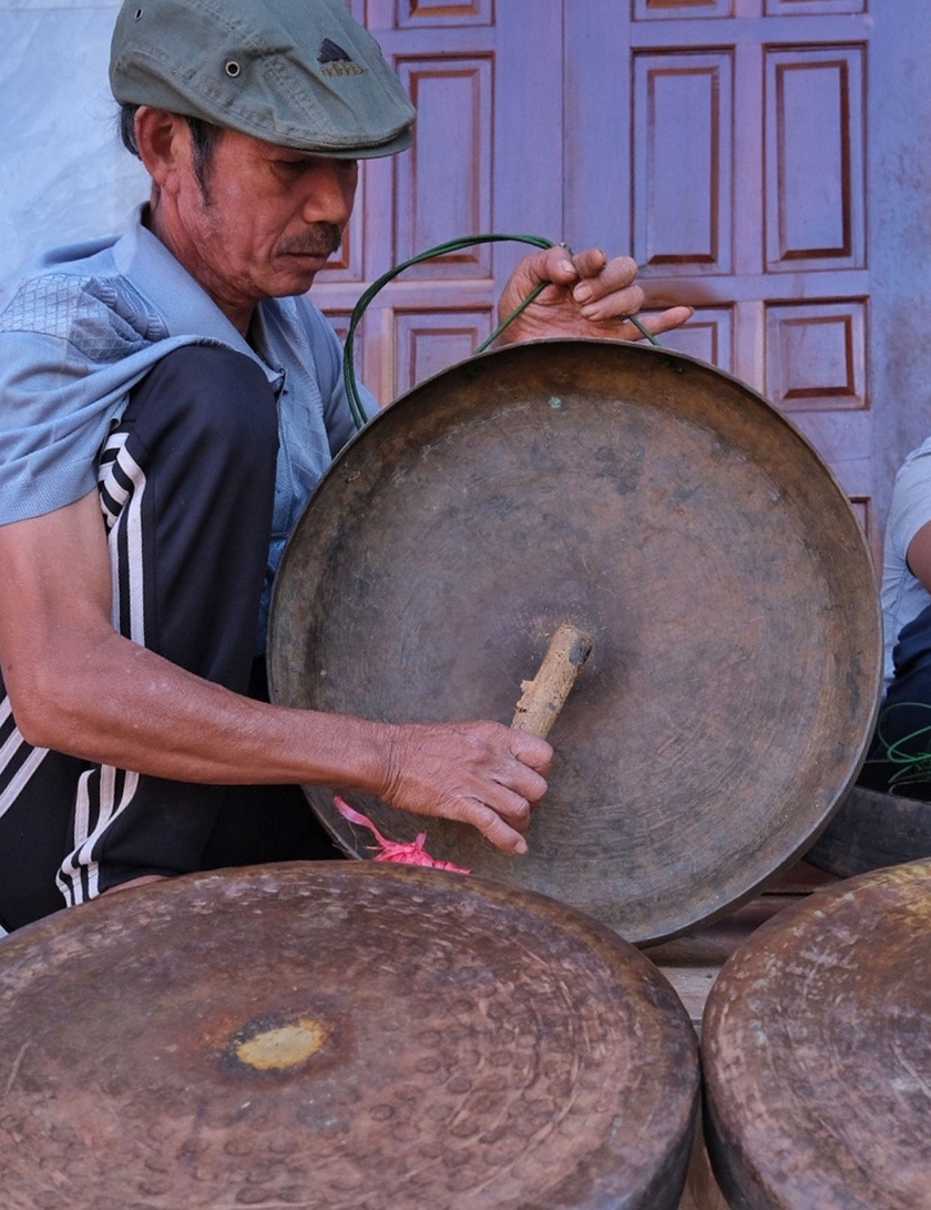 Ông Siu Yát là cá nhân duy nhất của làng Bông La và 6 làng dân tộc thiểu số khác của xã Ia Băng sở hữu bộ cồng chiêng truyền thống gần 30 chiếc. Ảnh: Minh Châu