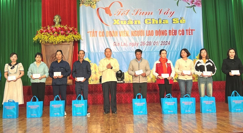 Phó Bí thư Tỉnh ủy Gia Lai Rah Lan Chung (thứ 5 từ trái sang) tặng quà cho đoàn viên, người lao động có hoàn cảnh khó khăn. Ảnh: Đinh Yến